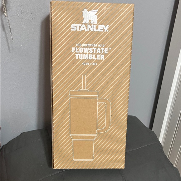 Stanley Hello Kitty - new in box.  40 oz Flowstate Quencher H2.0 - Picture 2 of 2
